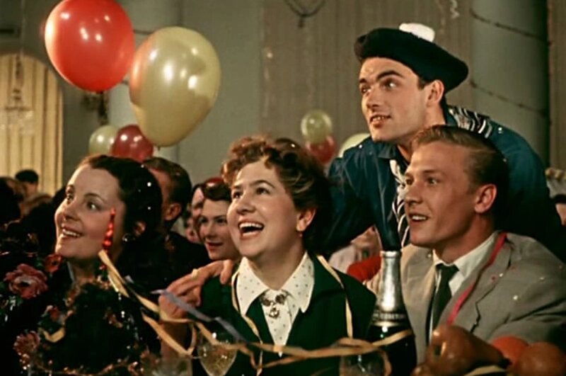    Инна Ульянова (в центре). Кадр из фильма «Карнавальная ночь» (1956)