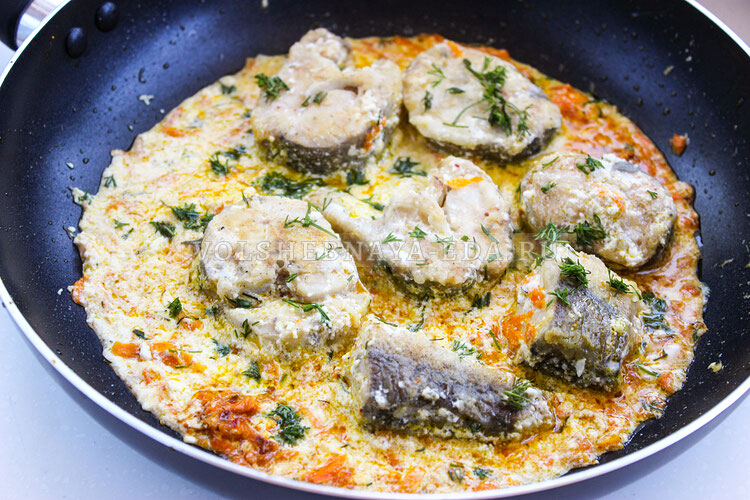 Минтай в сметанном соусе