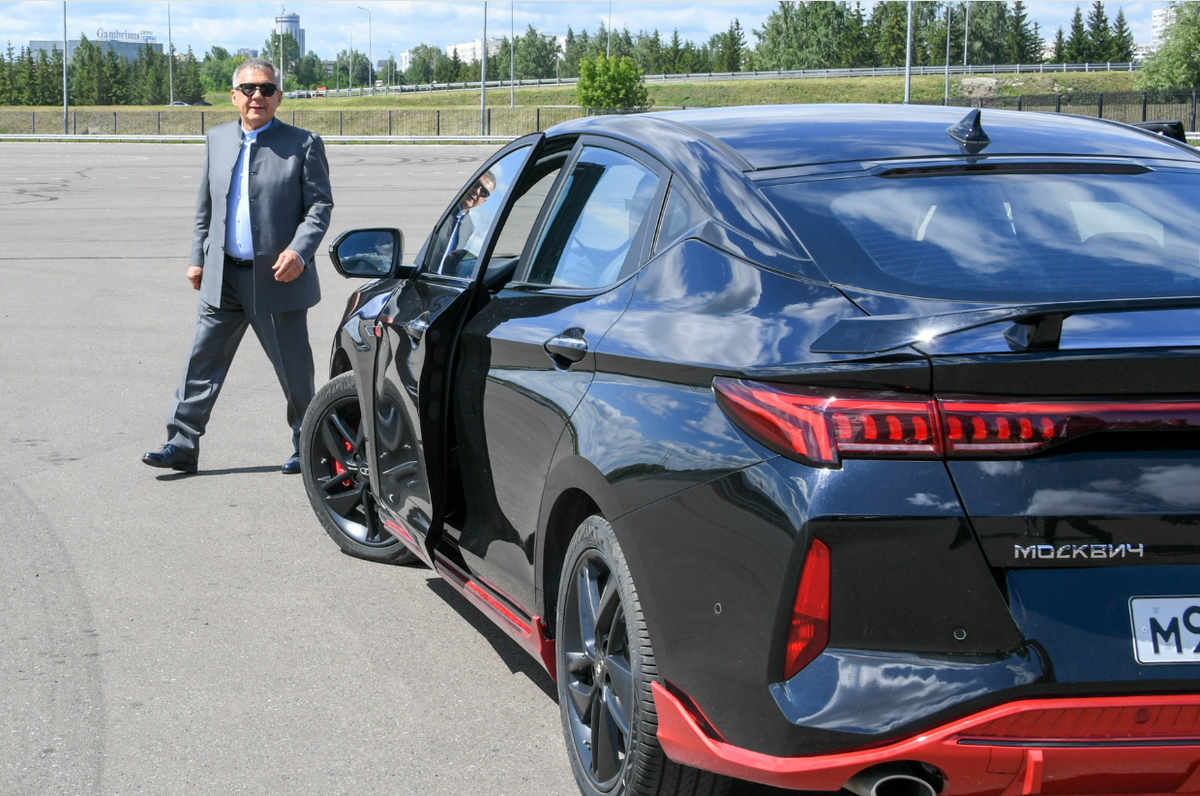 Рустам Минниханов, раис Республики Татарстан, "инспектирует" новый Москвич 6.