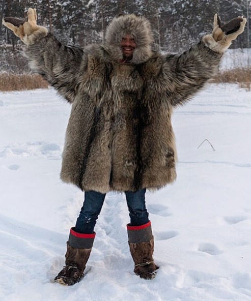 Человек огромного роста в мохнатой меховой шубе.