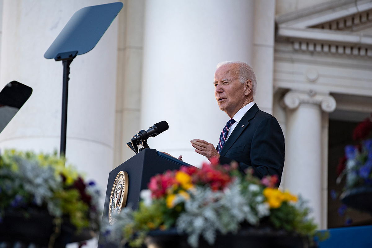 Глава США может быть отстранен от участия в президентской гонке.  Фото: Служба распространения визуальной информации Министерства обороны США / dvidshub.net / U.S. Army photo by Elizabeth Fraser / Arlington National Cemetery / released (Public Domain)