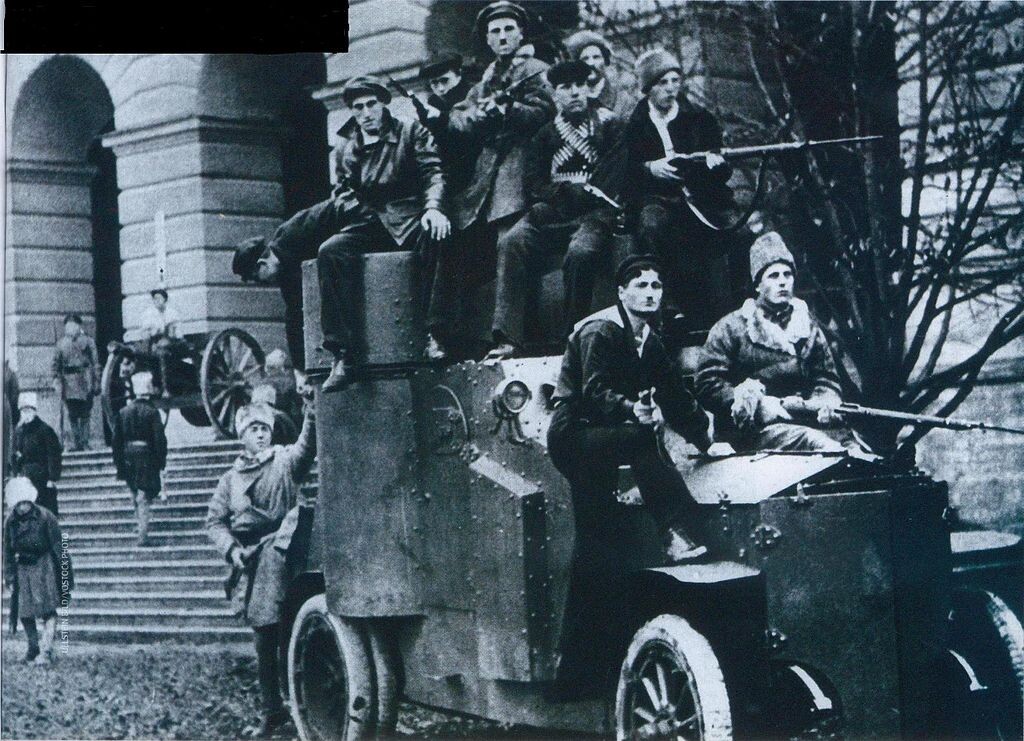 Броневик у Смольного 1917. Источник изображения: https://commons.wikimedia.org/wiki/File:Броневик_у_Смольного_1917.JPG?uselang=ru
