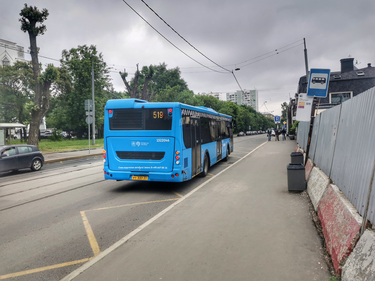 Автобус 1322046 ЛиАЗ-5292 на маршруте № 519. Трифоновская улица, остановка "Улица Советской Армии". На снимке лежат ещё старые рельсы, но в июле здесь должны будут начать ремонт путей. 