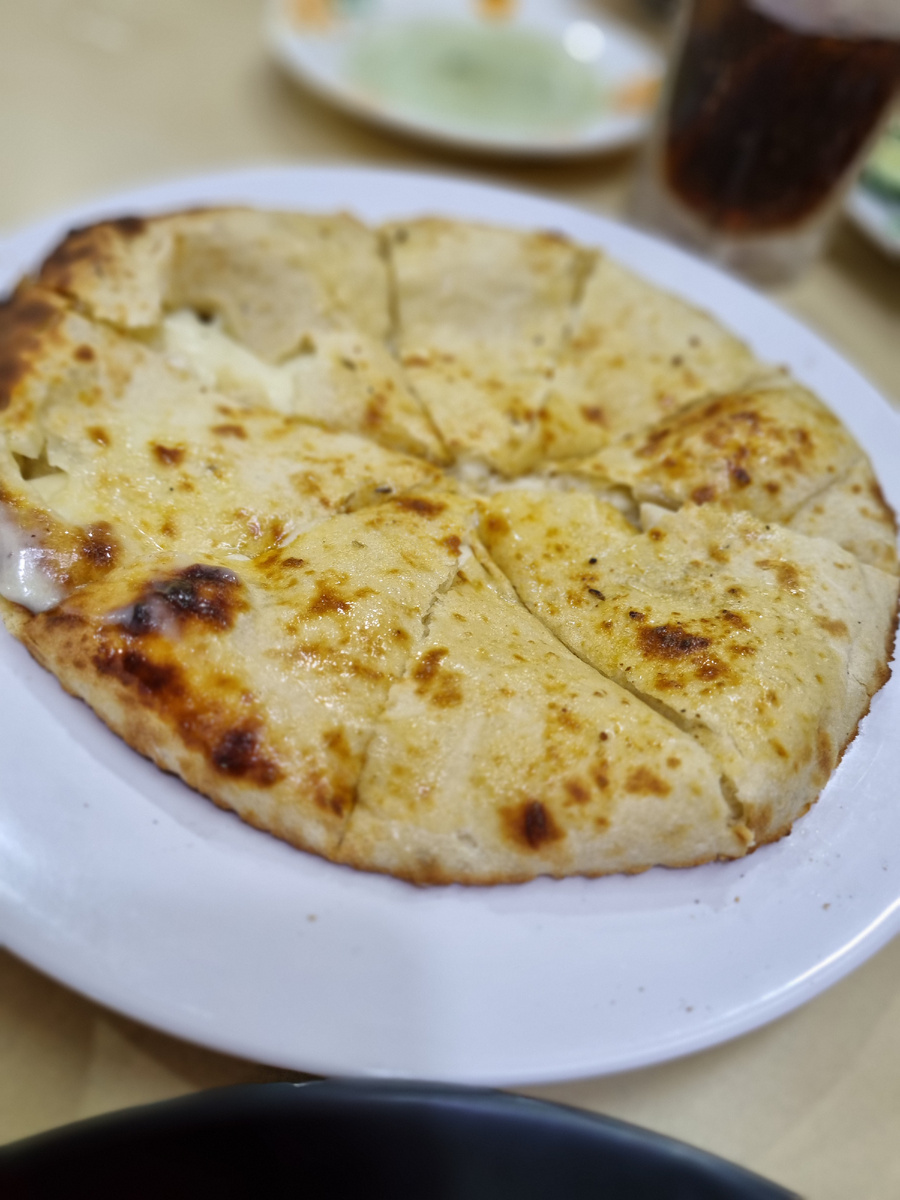 Две порции кебабов+лепешка по стоимости всего 800 руб. Демократично, как по мне.