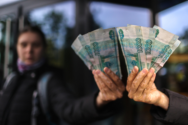    «По данным того же ЦБ РФ, доля рубля в расчетах за российские товары в феврале достигла самого высокого показателя с августа 2023 года, а именно 41,6 процента, при этом в импорте данный показатель также вырос и достиг 38,1 процента».   
Фото: Алексей Белкин