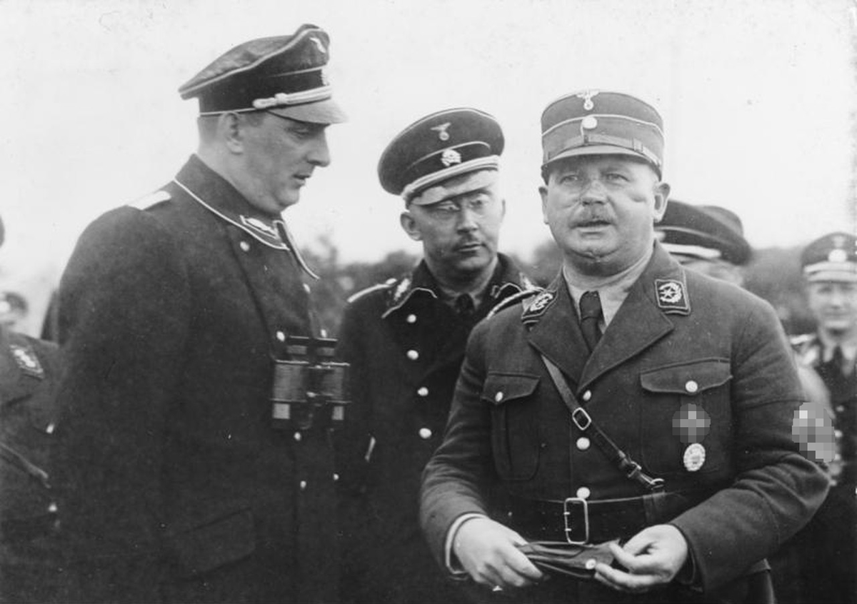 Фото © Wikipedia / Bundesarchiv / Курт Далюге, Генрих Гиммлер и Эрнст Рём. Август 1933 года