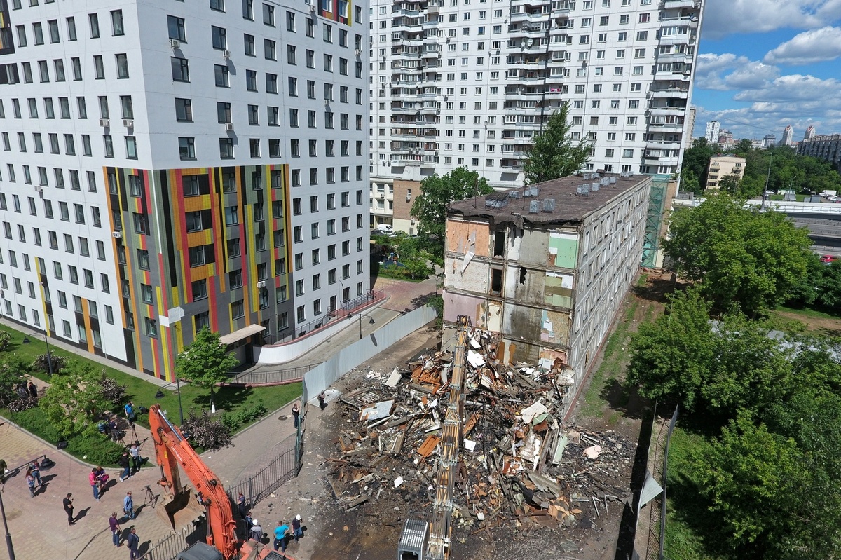 Снос хрущевки в рамках реновации в Москве.