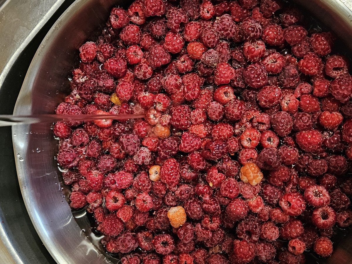 В кастрюлю с малиной наливаем воды вровень с ягодами.