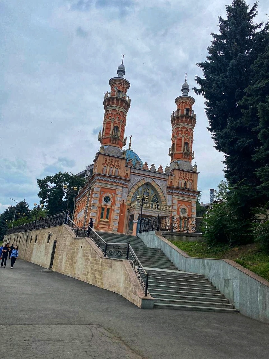 Суннитская мечеть.  Другое название мечеть Мухтарова в честь Муртуза Мухтаров на чьи средства была она построена. (фото автора)