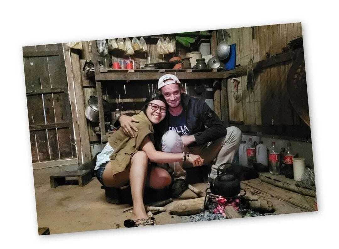 Прикольные влюбленные в родовом доме друзей из племени Акха на фото из архива.  