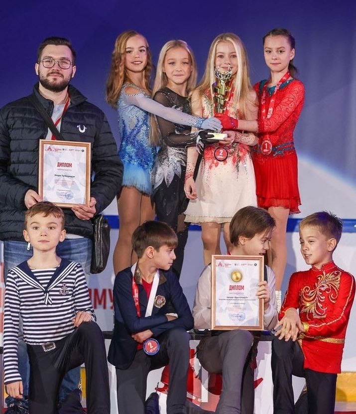 Победители битвы Школ команда "Хрустальный".