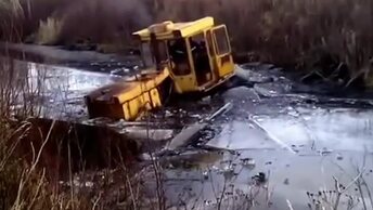 Тракторист не терял надежды вытащить застрявший бульдозер из глубокой канавы. Наплававшись вдоволь, он нашел оптимальное решение