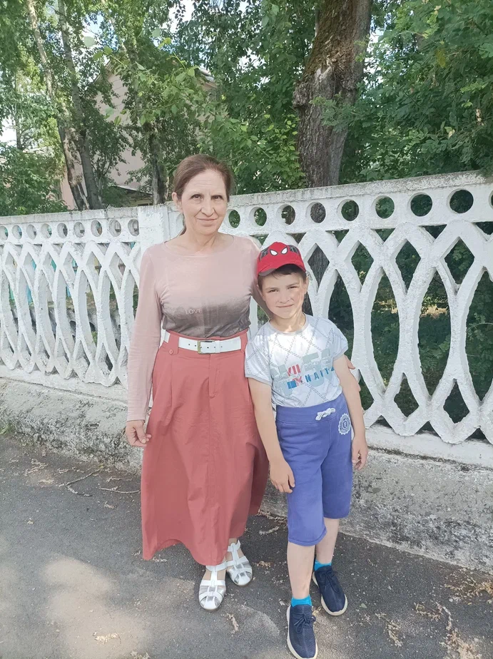 Артём с бабушкой.