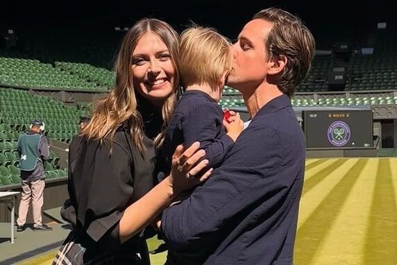     «Мое сердце переполнено»: Мария Шарапова вернулась на Уимблдон с мужем и сыном через 20 лет после своей победы