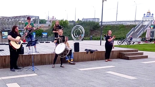 Культурный отдых в городе Елец. Живая музыка в сквере Пушкина. Волынка, барабаны и гитары, выступление колоритного коллектива.