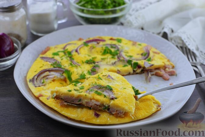 яйца, ветчина, лук фиолетовый, сметана, соль, перец чёрный молотый, масло растительное, зелень