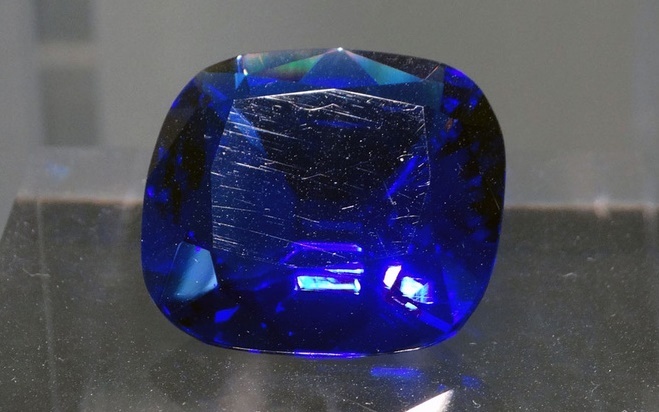 Алмаз «Надежда». Завораживающая красота, редкий цвет и внушительный размер — это всего лишь поверхностное описание этого печально известного «проклятого» камня. Словно серийный маньяк, он «убивал» своих владельцев многие века. 