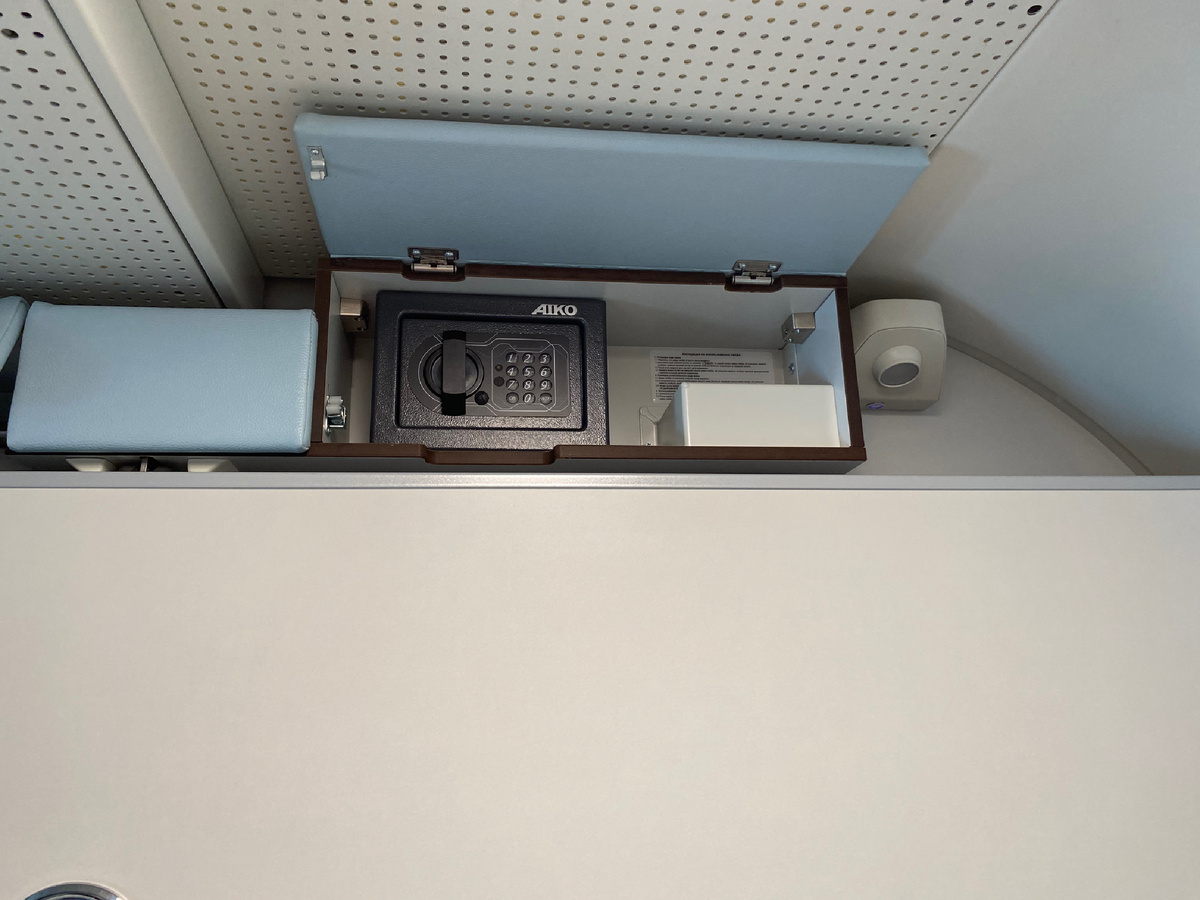 Сейф и индивидуальный светильник в двухэтажном поезде 