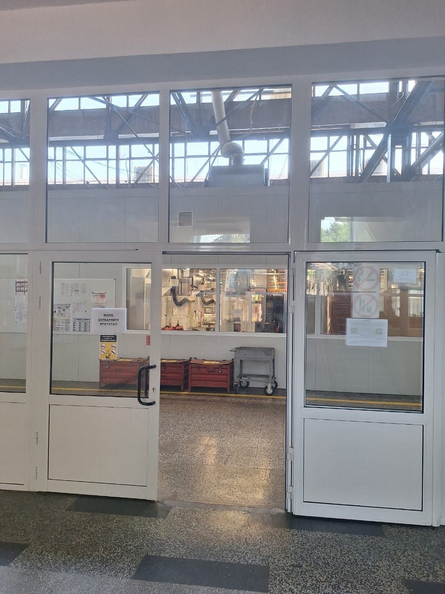 Фотографировать внутри цеха нельзя, но со стороны выглядит все прилично и чисто.