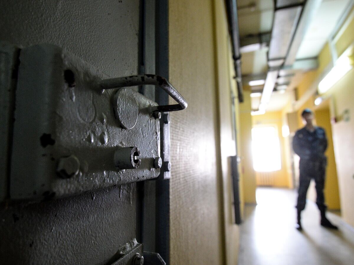    Сотрудник ФСИН в режимном корпусе© РИА Новости / Алексей Филиппов