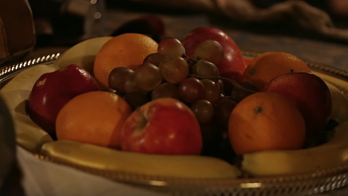 Тарелка фруктов от звёздной команды. Скрин с шоу "Выжить в Дубае. Возвращение"