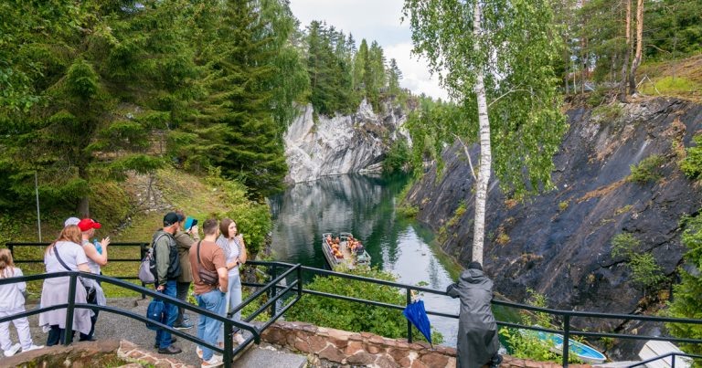 В среднем на отпуск жители Москвы тратят 100 тыс. рублей на человека, причем 90% опрошенных проведут его в России. Дома останутся 5%, а еще 5% поедут отдыхать за границу.