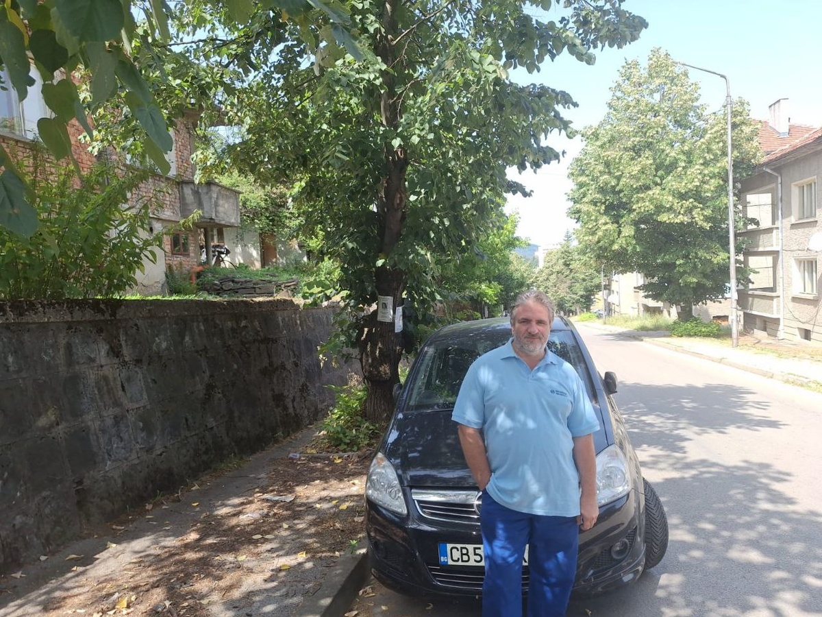 К работе - готов (уже в рабочей одежде). И верный конь - за спиной. Точнее чудесная рабочая лошадка (Зафирочка).