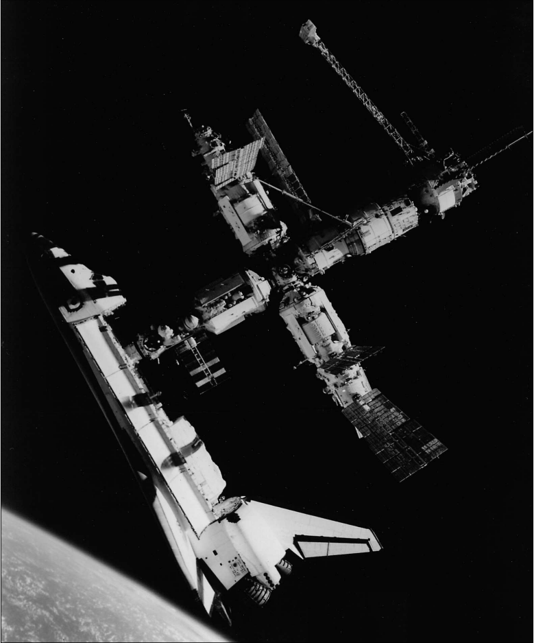 Первая стыковка "Атлантиса" с комплексом "Мир", 4 июля 1995 г. Сфотографировано космонавтами Соловьевым и Будариным с временно отстыкованного корабля "Союз ТМ-21"