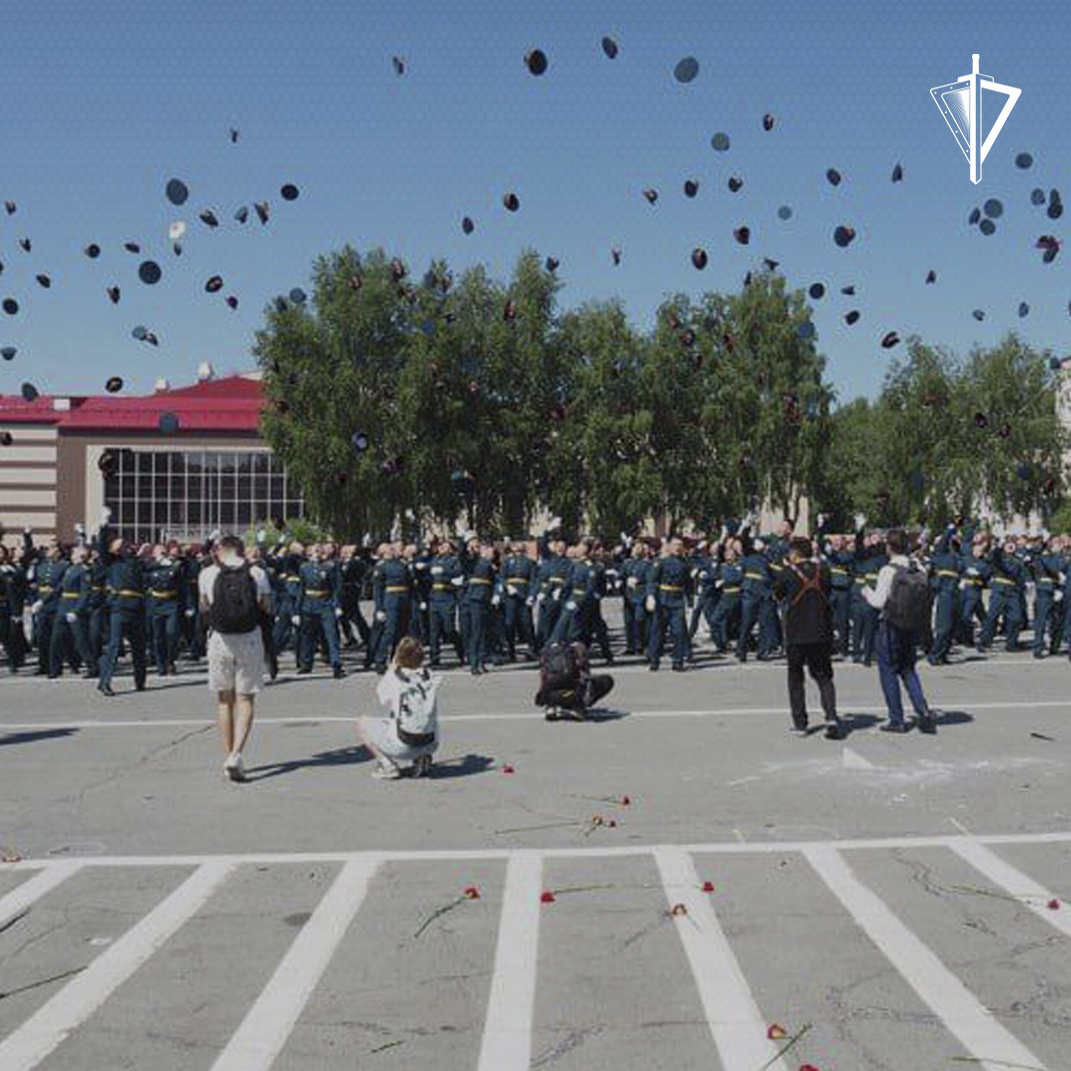 Дипломы о высшем образовании получили более 800 выпускников Новосибирского, Пермского, Саратовского и Санкт-Петербургского военных институтов.-1-2
