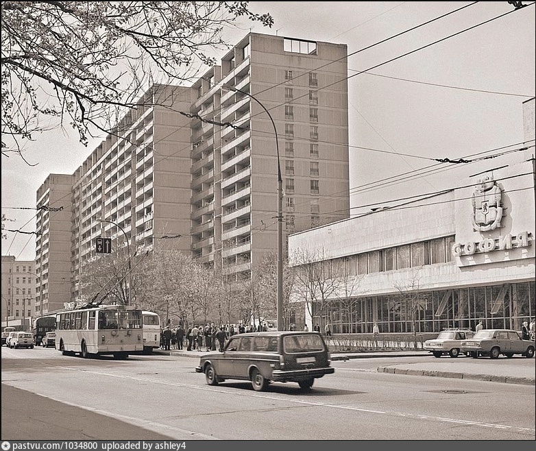 Магазин "София" (справа) на Большой Полянке, 1988. Вид в сторону не менее известной и популярной польской "Ванды". Автор фото: В. Кошевой. С сайта www.pastvu.com.