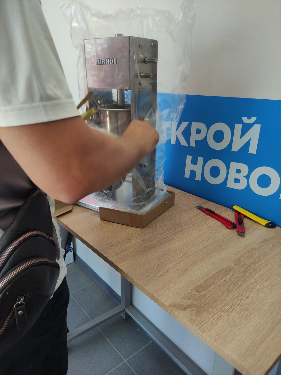 Ozon заставил немного понервничать, но привёз мою прелесть. Тифлокомментарий: мужчина распаковывает шприц в пункте выдачи заказов