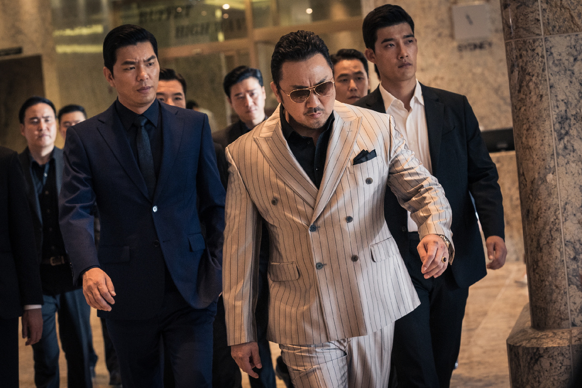 Джан Дон Су гангстер, открывает свои подпольные заведения, для защиты подкупает главу полиции, но полицейский Джун Тхэ Сук ненавидит бандитов, часто мешает Дон Су.-2