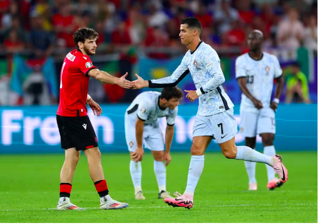 Cristiano Ronaldo cumprimenta Kvaratskhelia na derrota de Portugal para a Geórgia — Foto: Kevin C. Cox/Getty Images