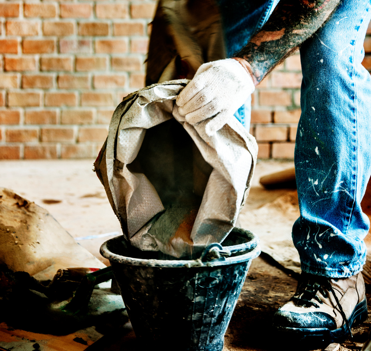 Источник изображения: <a href="https://ru.freepik.com/free-photo/handyman-prepare-cement-use-construction_3533283.htm#fromView=search&page=1&position=9&uuid=87a10f1b-fa05-45ef-8cdf-a8a3aa505ed6">Изображение от rawpixel.com на Freepik</a>