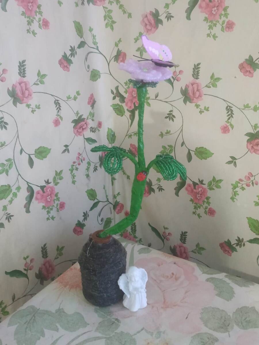 Проволока для плетения , бисер розовый зелёный, гель прозрачный для покрытия, божья коровка,  бутылочка для  вазочки , пряжа для обмотки ,  и белый малый ангелочек.