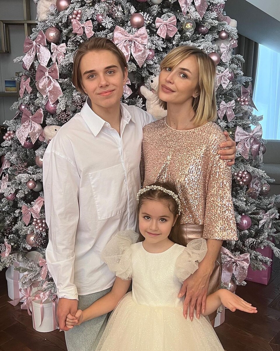    Полина Гагарина с сыном Андреем и дочерью МиейСоцсети