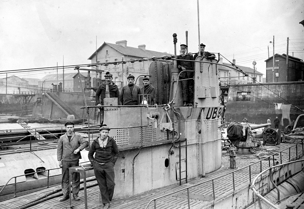 Бывшая немецкая подводная лодка во французском Шербуре, около 1920 года