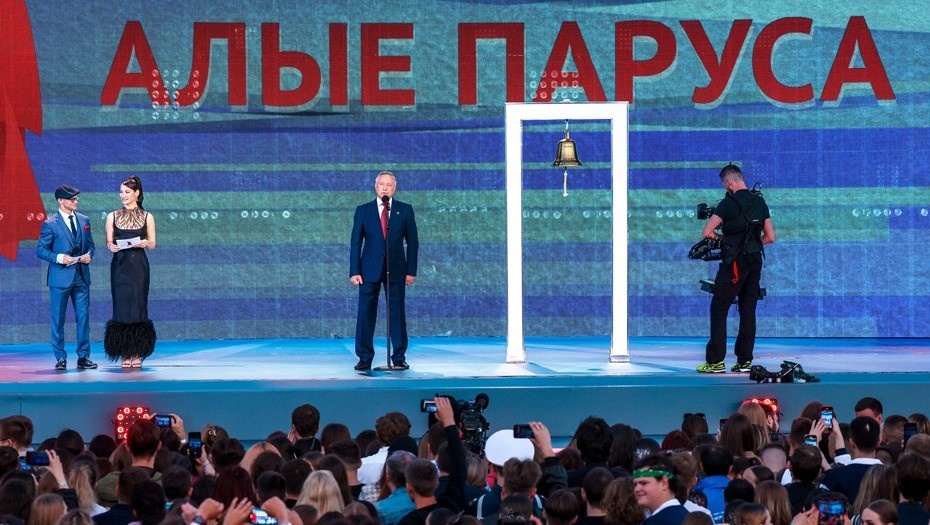    Губернатор Петербурга Александр Беглов (в центре) и телеведущие Дмитрий Хрусталев и Ида Галич (слева) на Дворцовой площади во время концерта в честь праздника выпускников "Алые паруса" 28 июня 2024 года. Автор фото: Валентина Певцова / ТАСС