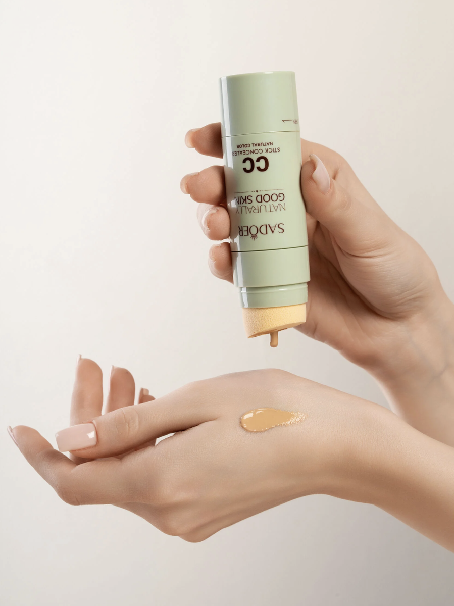 Пример фотосъемки косметики с руками модели