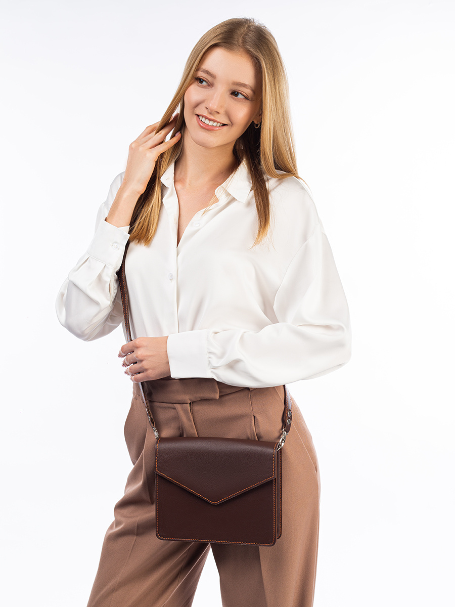 Пример фотосъемки сумок на моделе