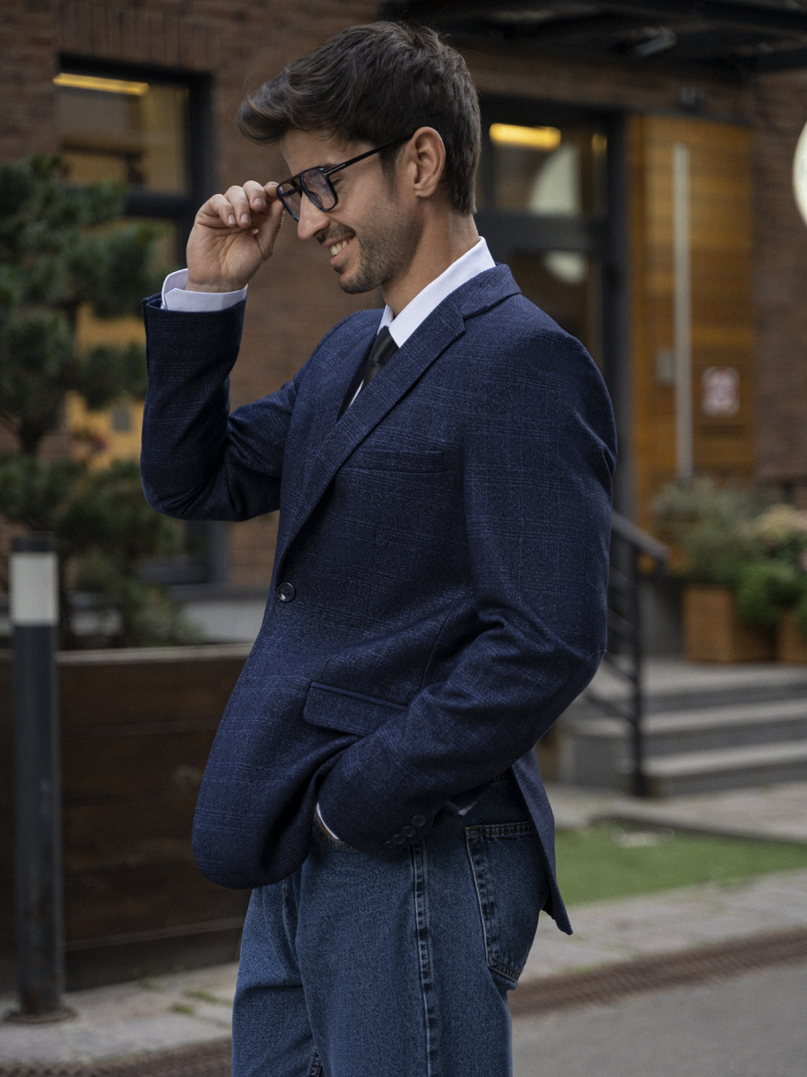 Фото с уличной съемке с участием модели