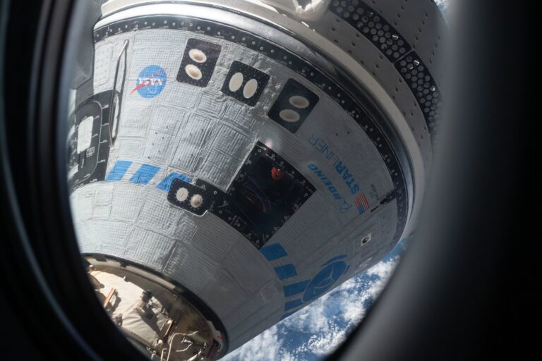 Boeing Starliner пристыкован к МКС — вид из иллюминатора. Источник: NASA 