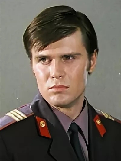 Ради своей мамы он отказался от женитьбы и один воспитывал двоих детей. Печальная судьба актёра, неоднократно  испытывавшая его на прочность