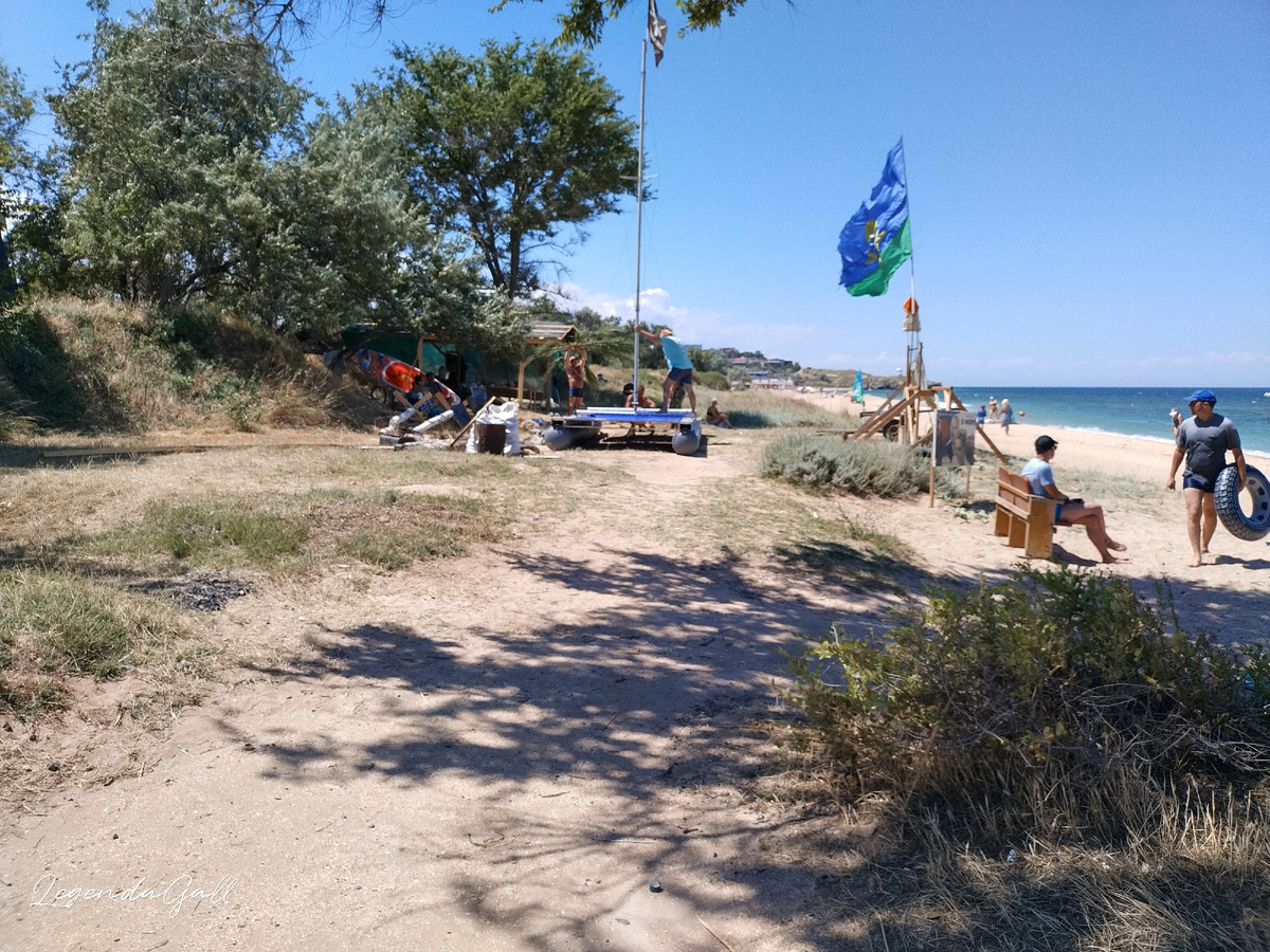 Движуха в лагере. Катамаран уже под флагом, но пока без паруса