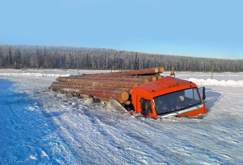 Большая часть дорог Сибири - это зимники, по которым едут настоящие герои