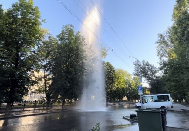 «Коммунальный»  фонтан в Саратове на улице Хользунова, 30 июня 2024 года (фото из соцсетей)