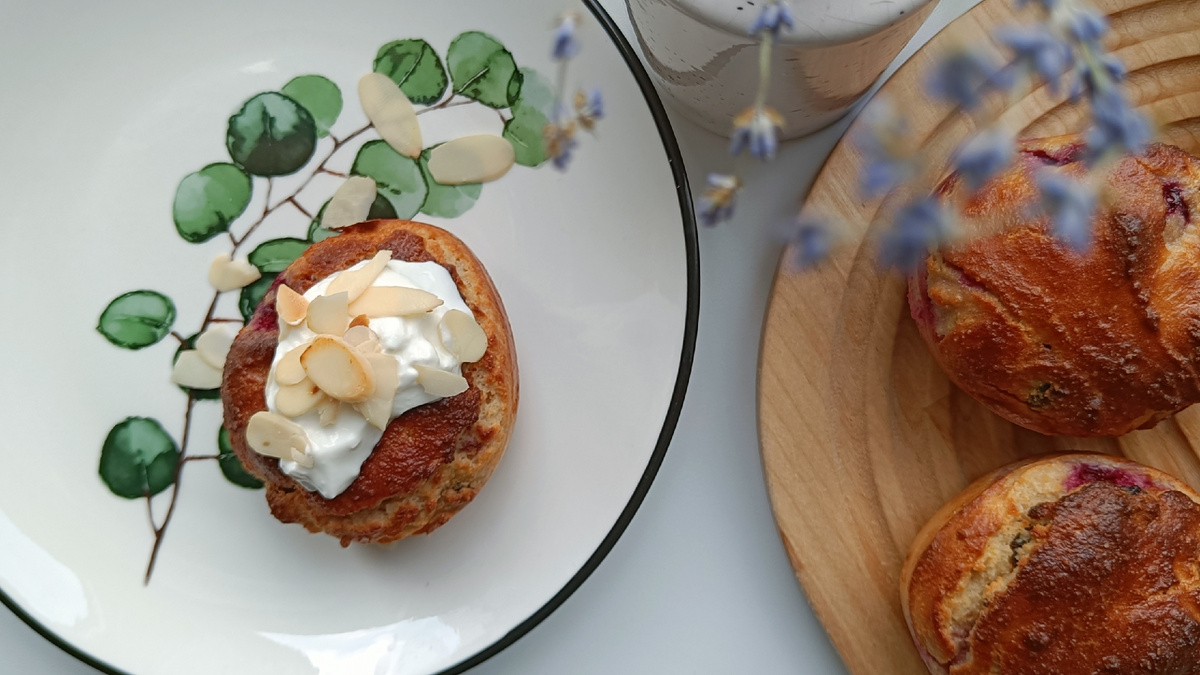 Подала с чайной ложкой сметаны и лепестками минадля.