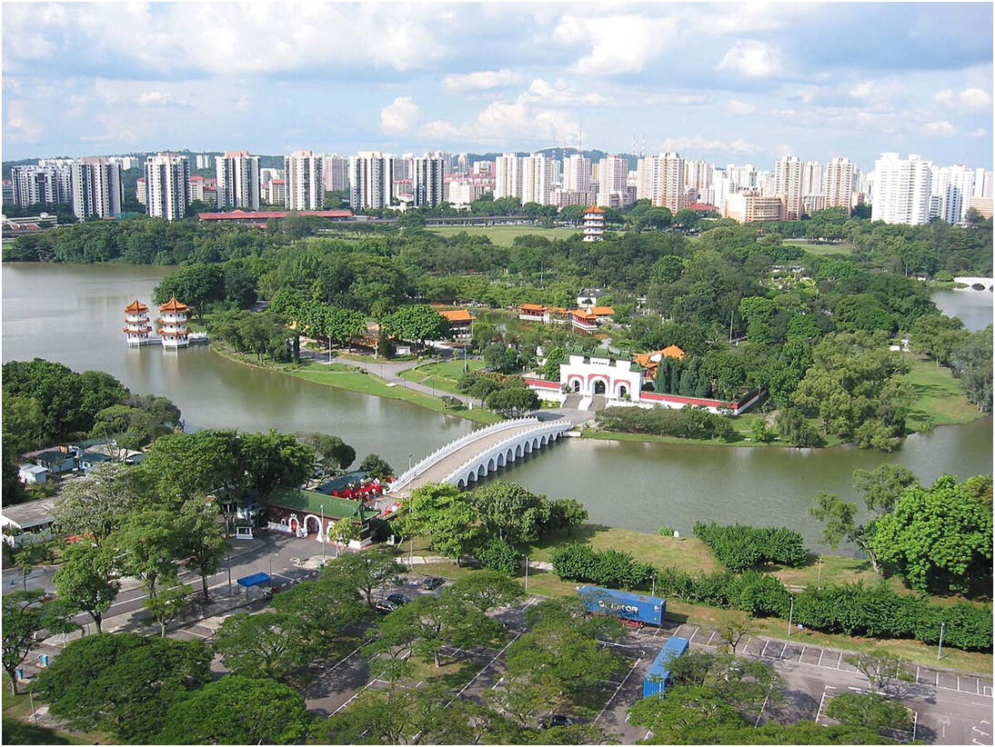 Источник: https://en.wikipedia.org/wiki/File:Southern_to_middle_part_of_Jurong_Lake,_Singapore.jpg