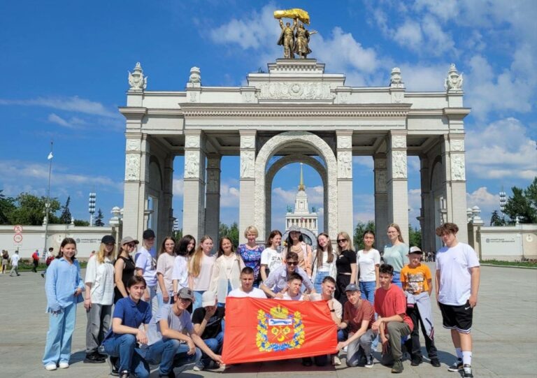    Школьники из Оренбуржья посетили Международную выставку-форум «Россия» Белов Михаил Александрович