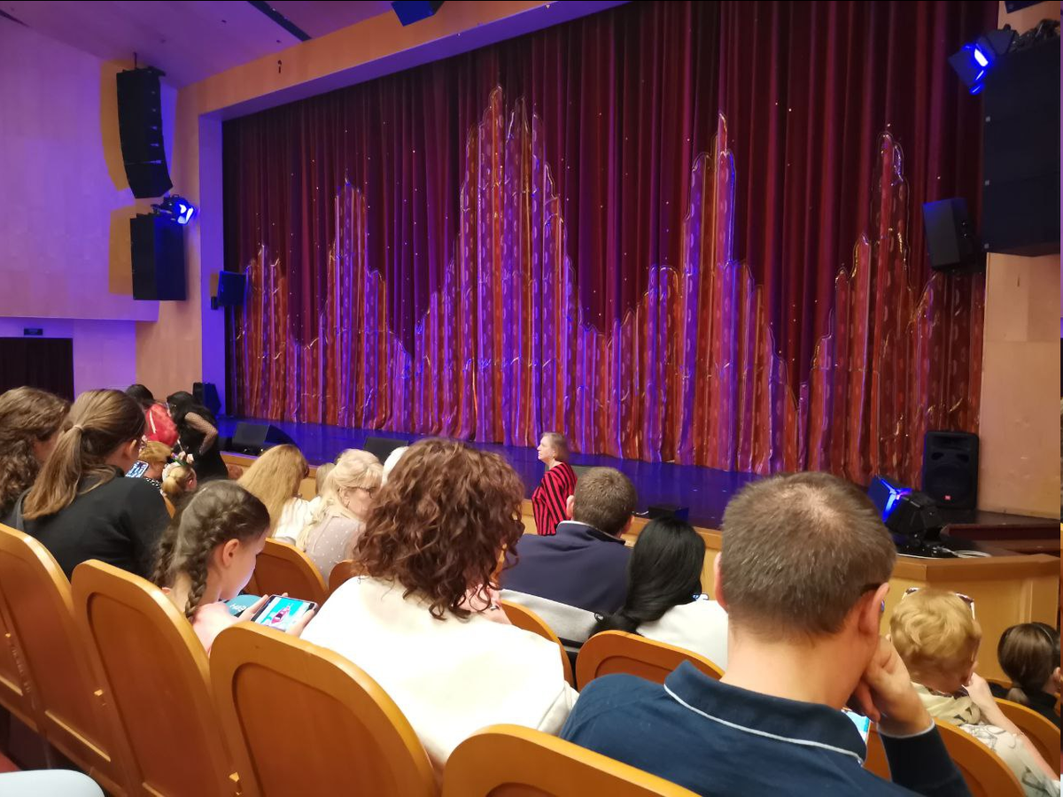 Зал фольклорного центра «Москва», 4 ряд